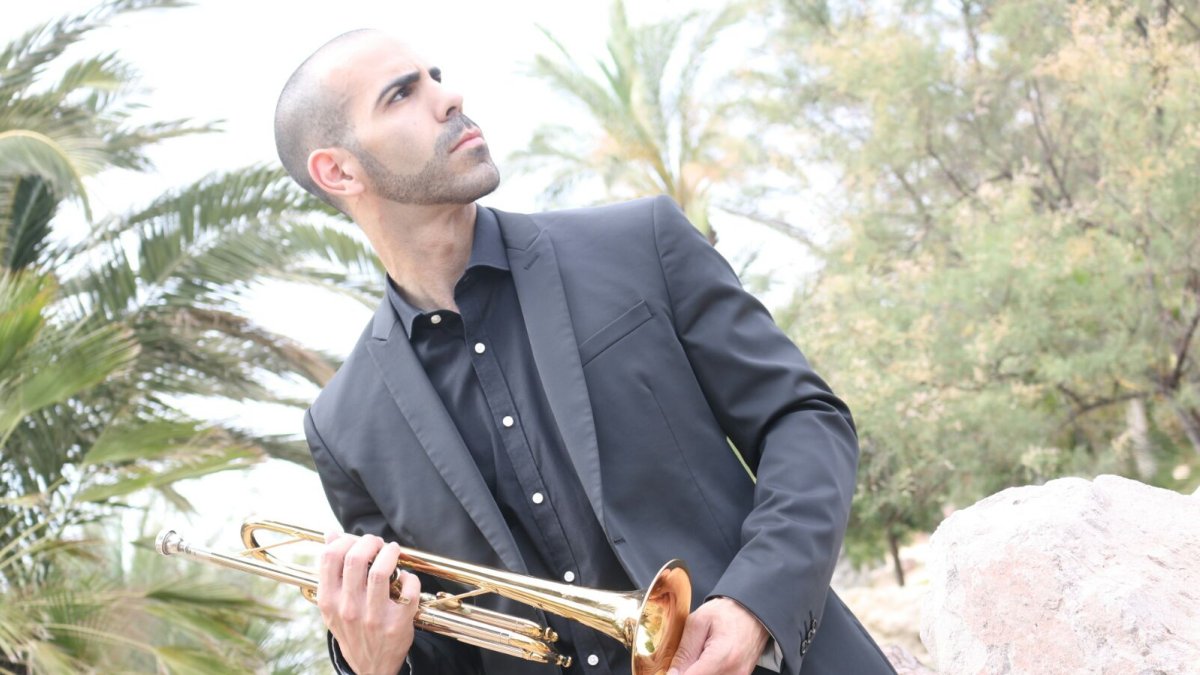 Rubén González, junto a su inseparable trompeta.