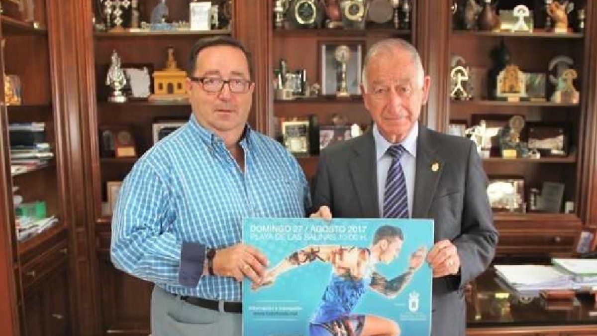 José Juan Rubí y Gabriel Amat con el cartel del triatlón.