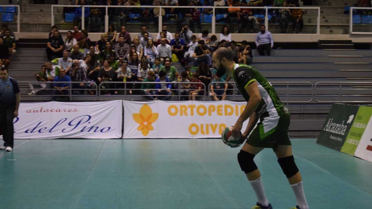Manu Parres dispuesto a efectuar el saque.