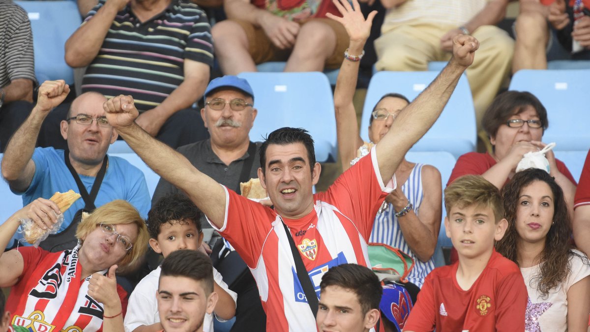 Ambiente de fiesta para vivir la LFP en Almería.