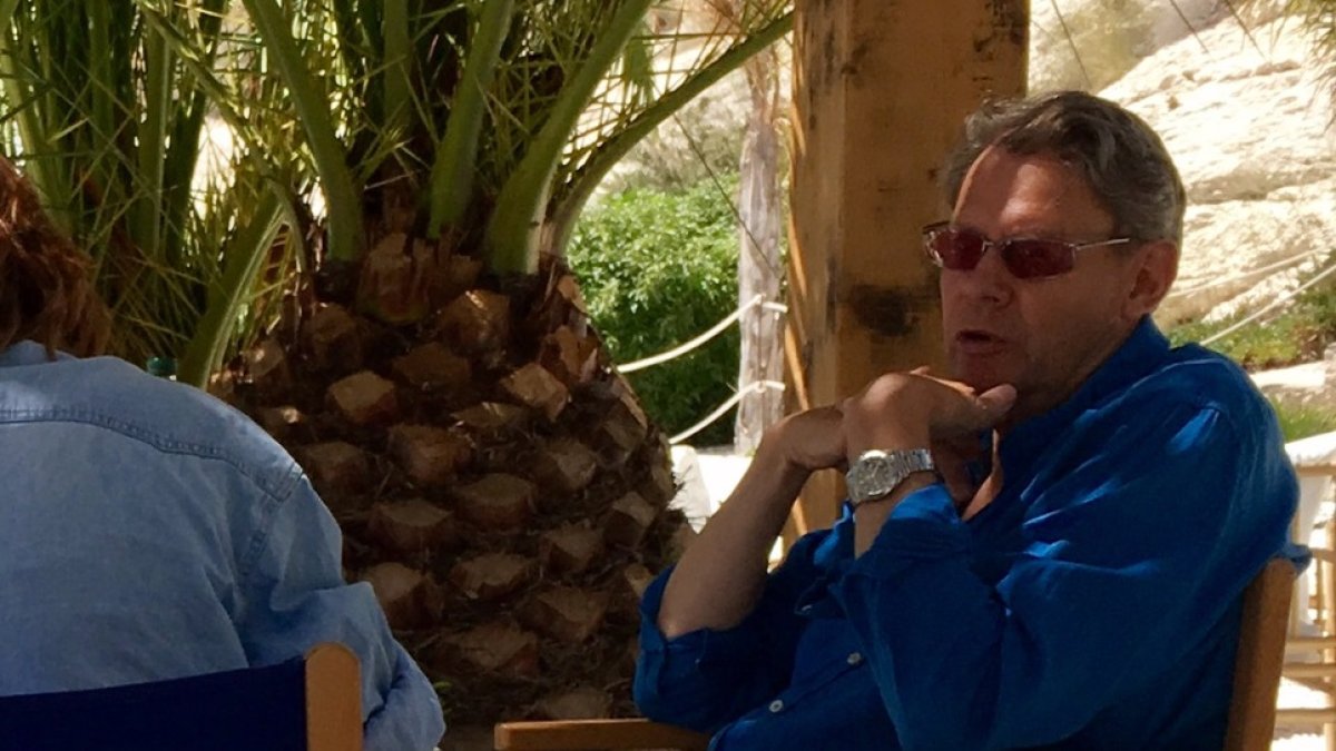 El empresario  sueco durante un momento de la entrevista en el Real Beach Club que ha abierto este verano a todo el público.