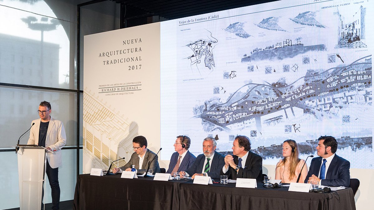 Entrega la pasada edición del premio a Vejer de la Frontera, con Richard H. Driehaus, segundo por la izquierda.
