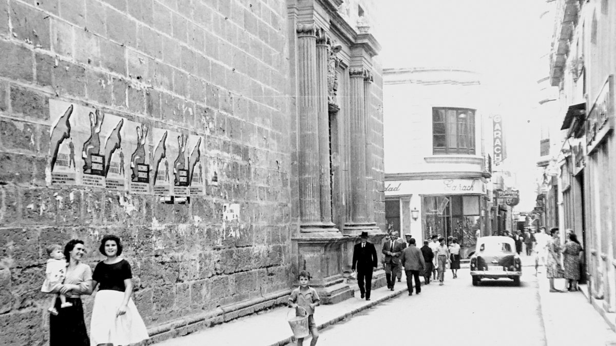 Tramo de la calle de las Tiendas donde han ido desapareciendo todos los negocios antiguos. El último ha sido el almacén de Rosaflor, frente a la puer
