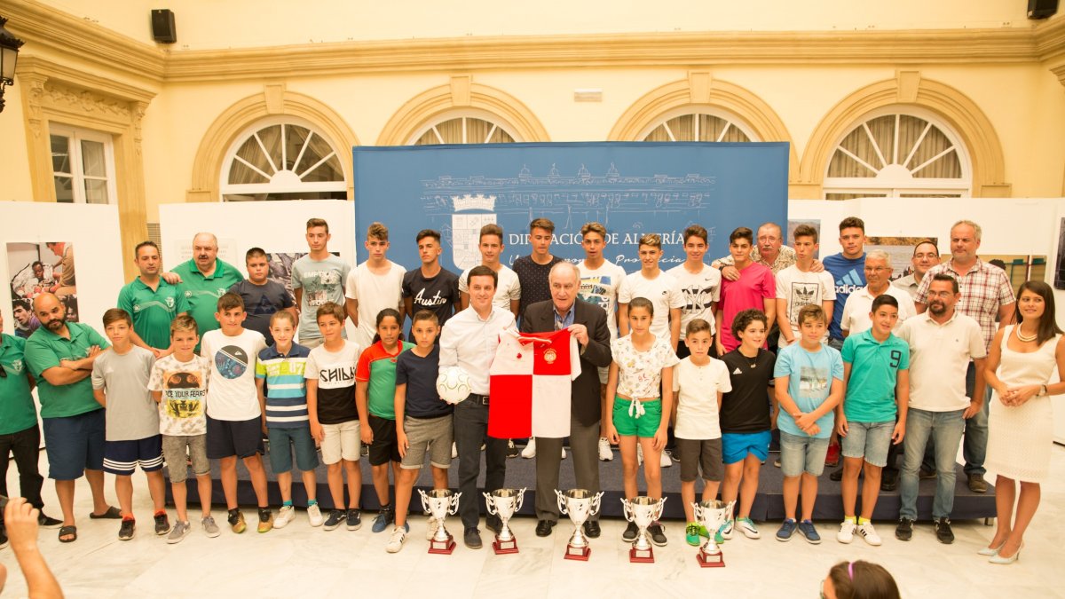 La Selección de Almería le regaló una camiseta a Javier Aureliano.