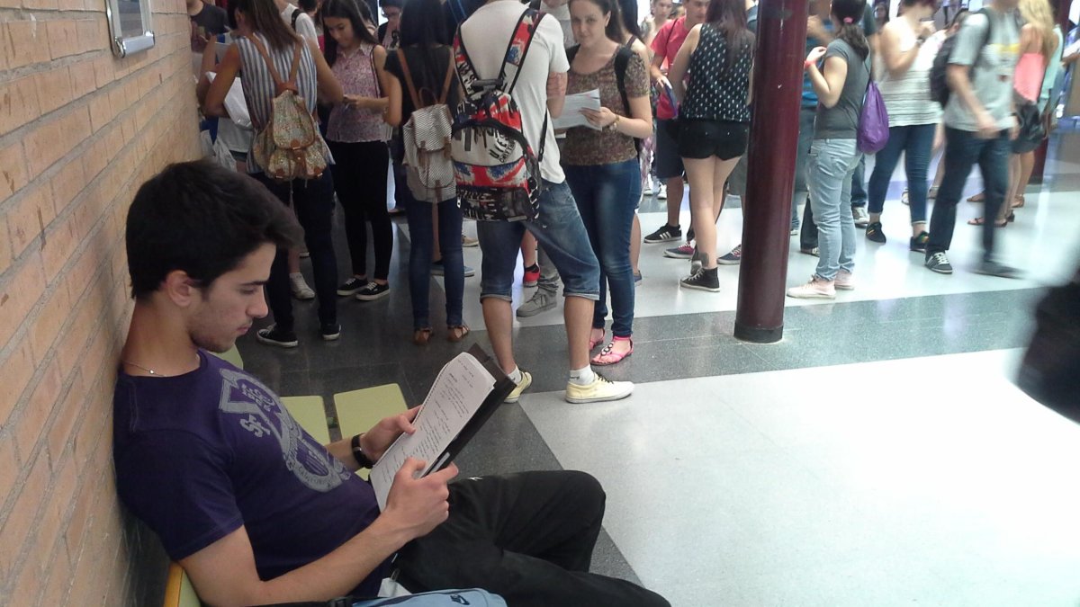 Estudiantes en uno de los pasillos de la UAL.