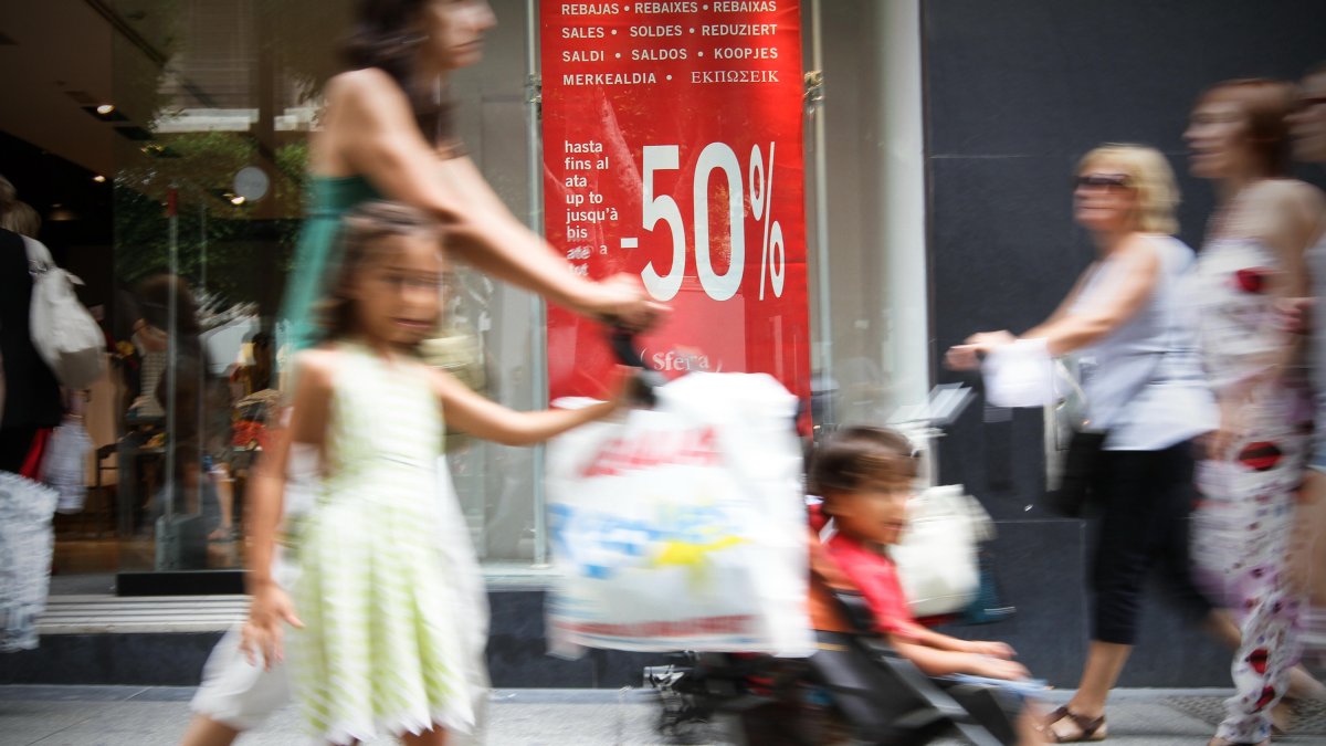 Inicio de las rebajas en una tienda del Paseo de Almería.