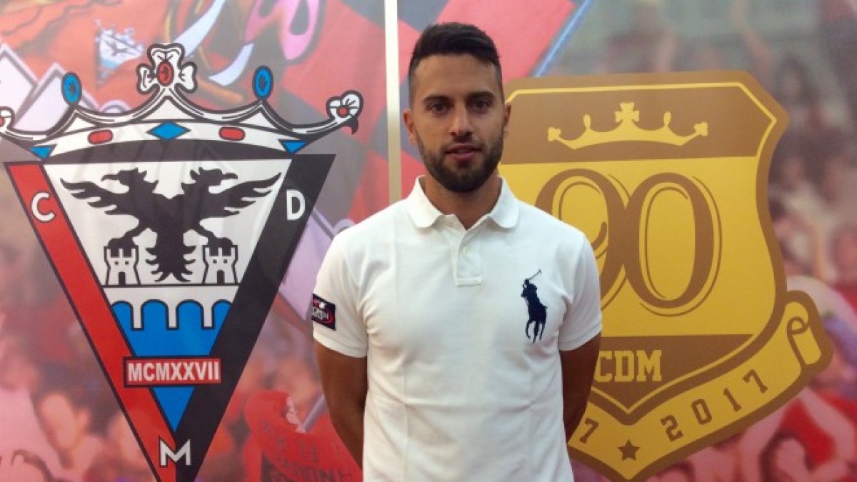 Pablo posa en Anduva con su nuevo club.