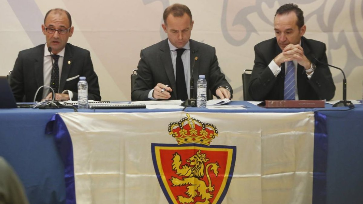 El presidente Lapetra en el acto de la firma.