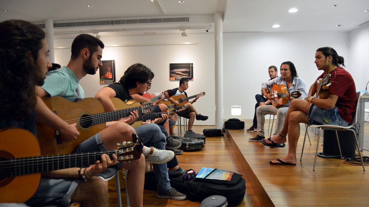 Tomatito, en un momento del curso que imparte desde hoy en el Museo de la Guitarra.