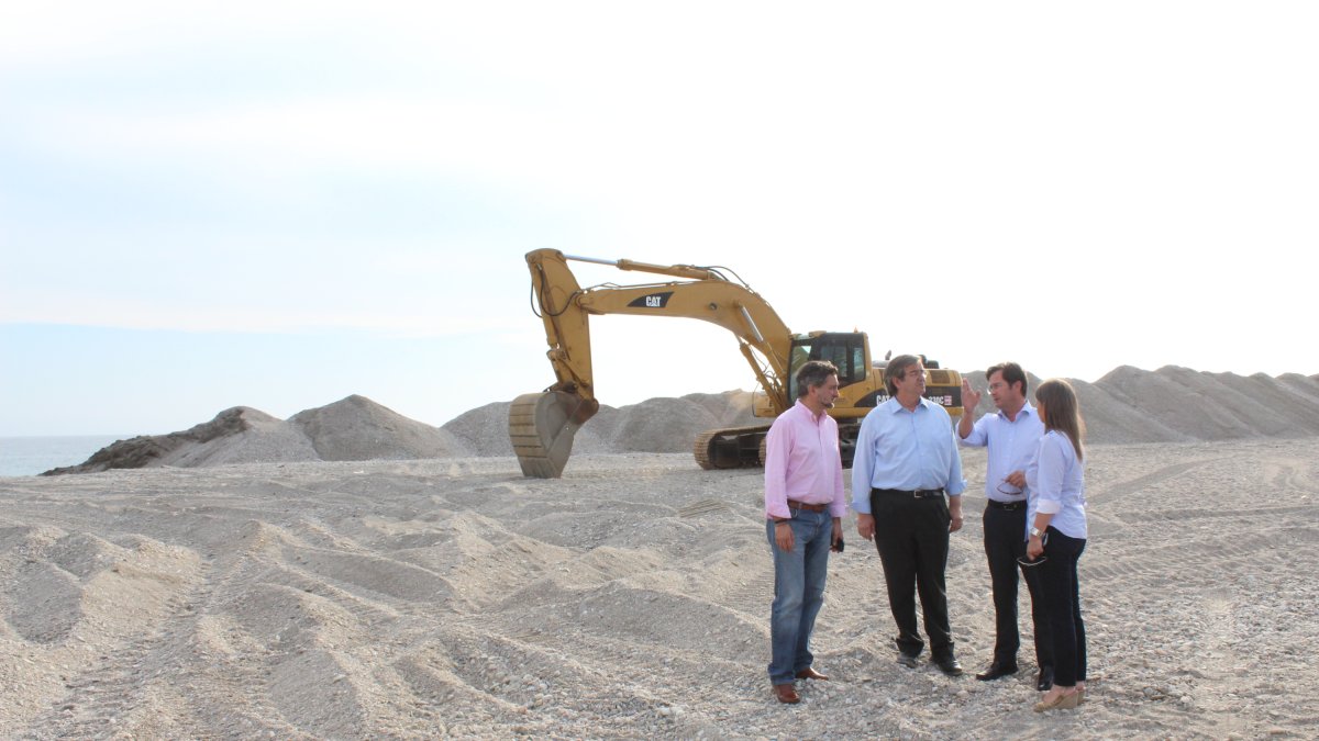 Visita a uno de los trabajos de aportación de arena.
