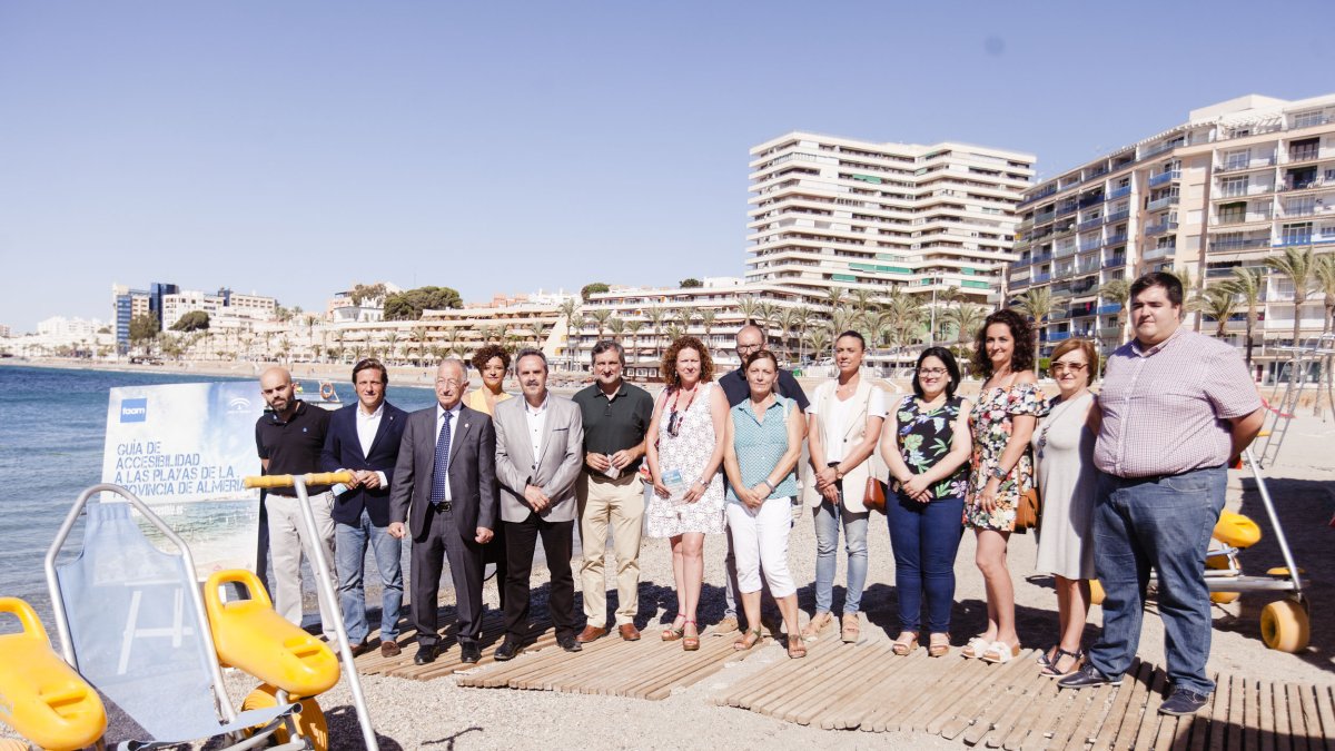 Presentación de la guía de accesibilidad a las playas celebrada en el punto accesible de Aguadulce.