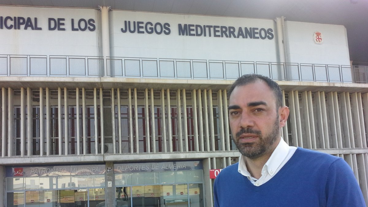 Lozano en su primer día de trabajo en el Almería.