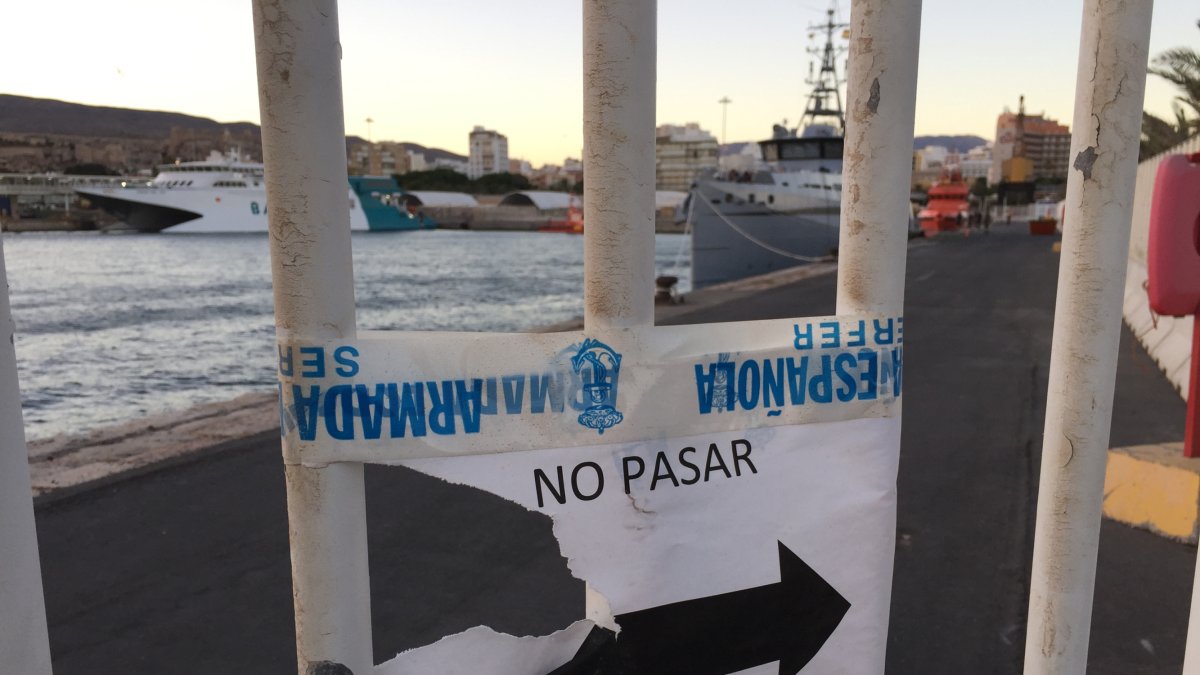 Buque de Balearia al fondo, en una imagen tomada la tarde del lunes