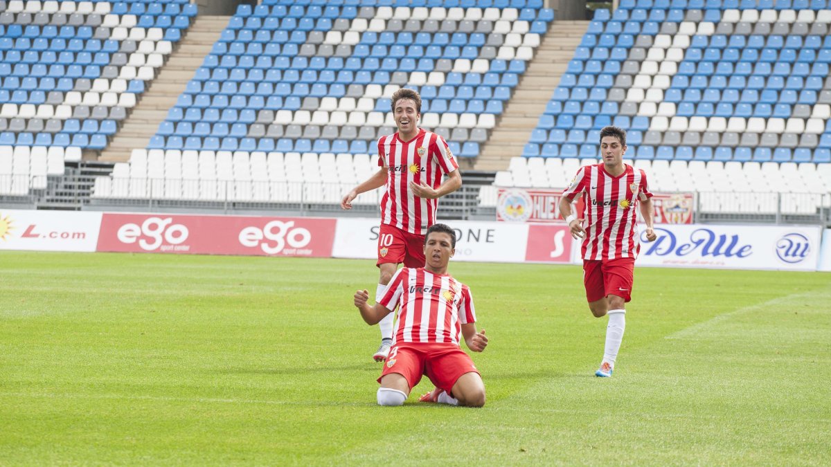 Hicham celebra un gol con el Almería B.