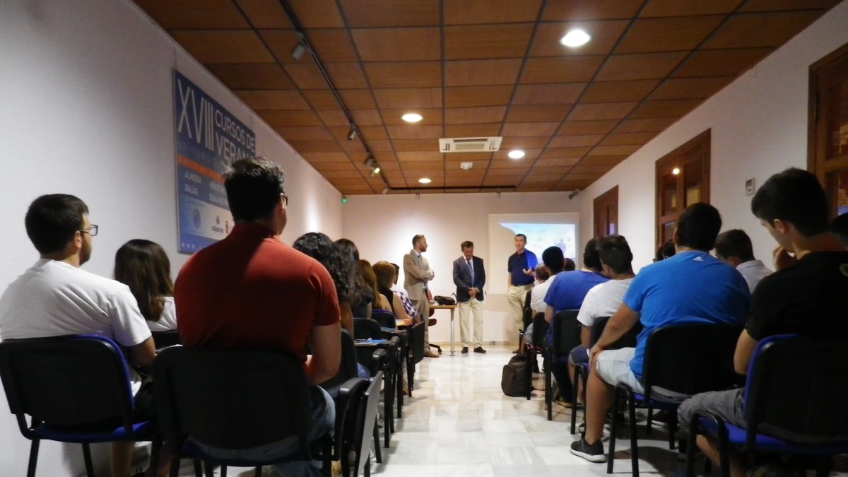 Alumnos asisten a una conferencia del curso sobre energías renovables que comenzó ayer en Roquetas.
