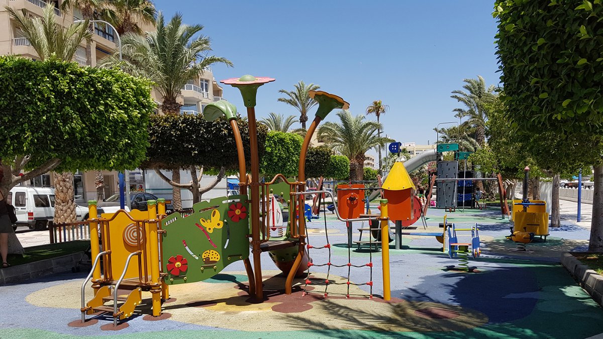 Uno de los cinco parques infantiles de Garrucha tras las mejoras.