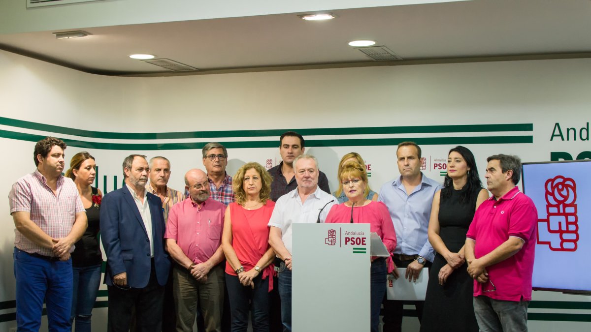 Alcaldes y concejales socialistas, junto a Adela Segura, durante la rueda de prensa.