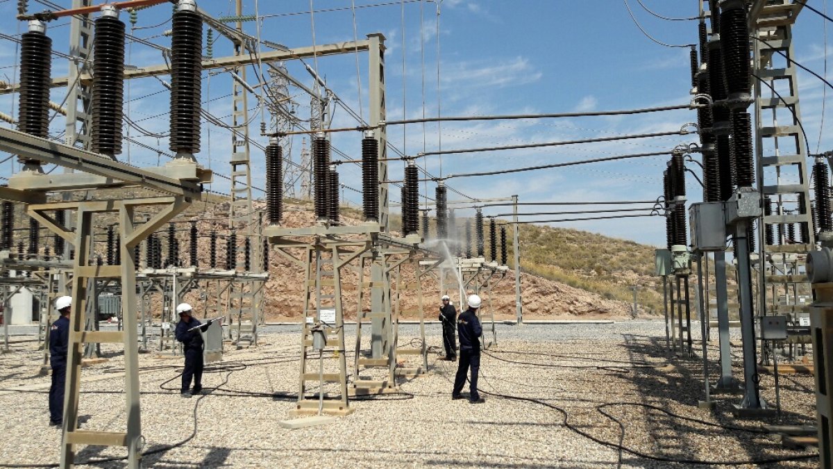 Operarios de la compañía realizan trabajos de limpieza de una subestación.