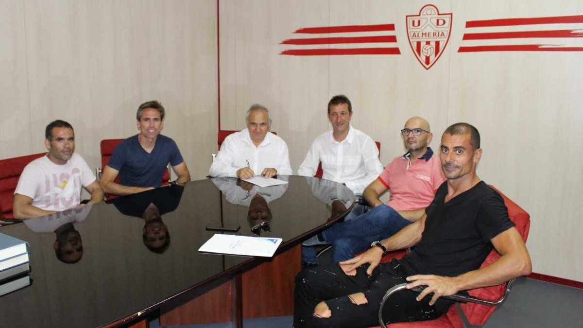 Corona en el acto de la firma de Ramis como entrenador.