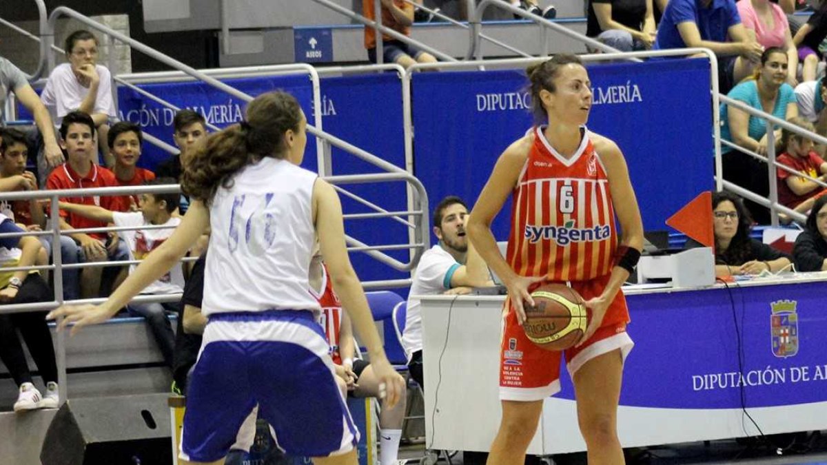 La directora del juego rojillo.