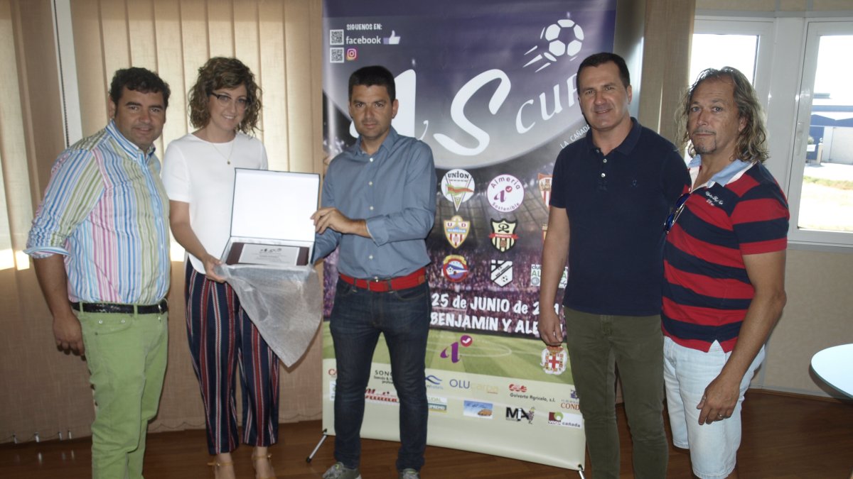 Entrega de la placa a Almería Sostenible.