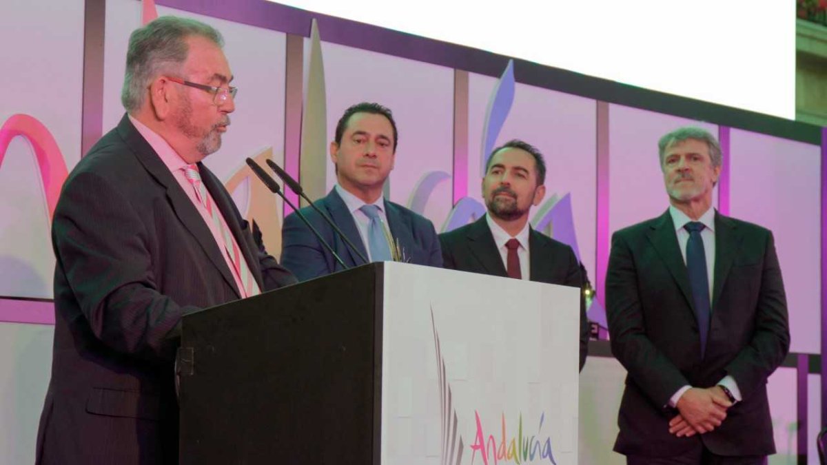 Sedeño agradeciendo el galardón.