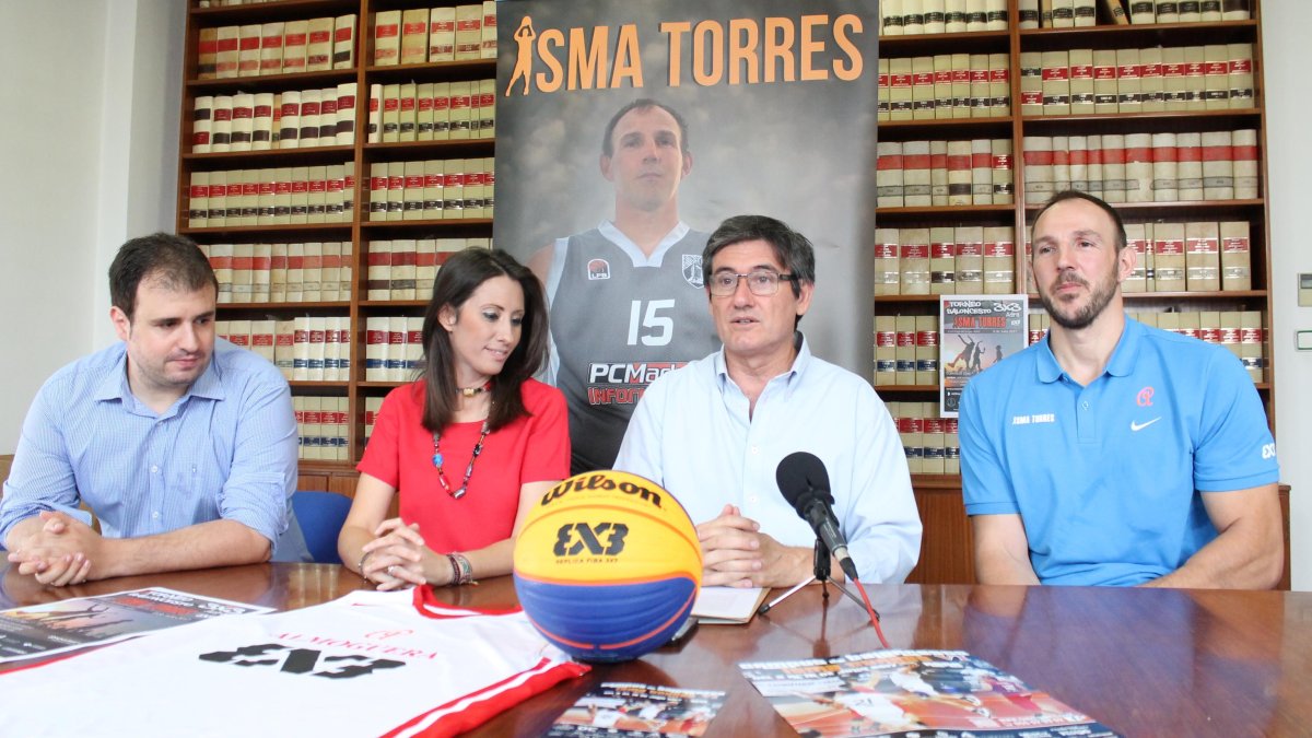 El alcalde de Adra ha presentado el evento.