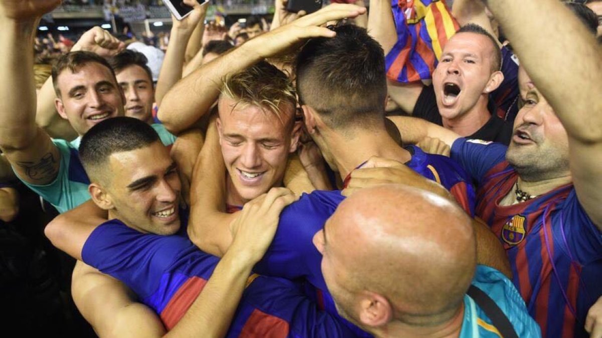 Dani celebra el ascenso a Segunda con el Barça B.