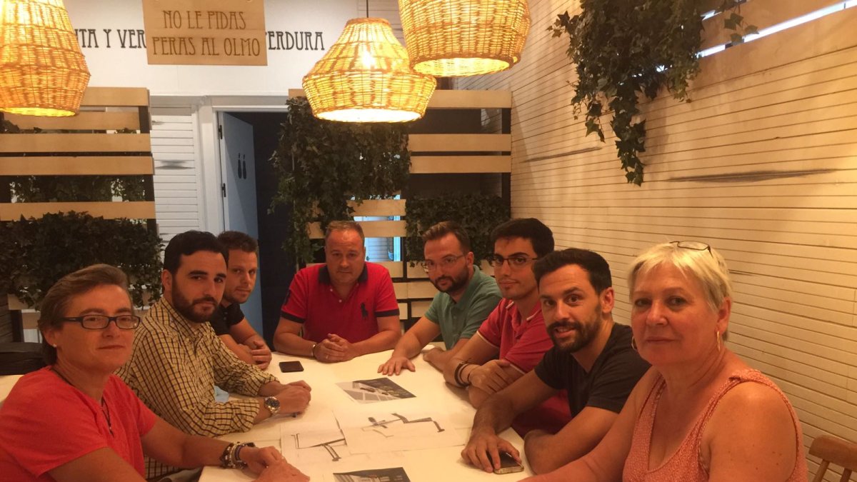 Reunión de hosteleros y el concejal de Fomento