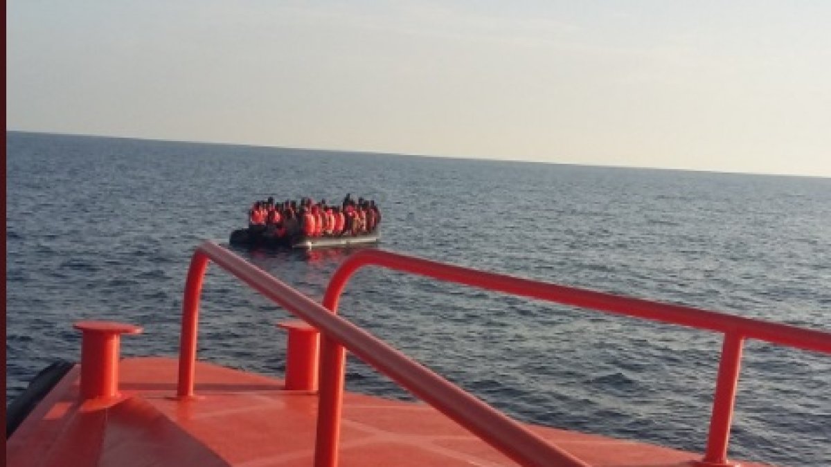 Rescate de la patera con 33 personas en Alborán