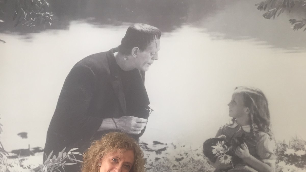 Mar de los Ríos, en Cyrano junto a una imagen de Frankenstein, película basada en la obra de Mary Shelley, a la que homenajea en el libro.