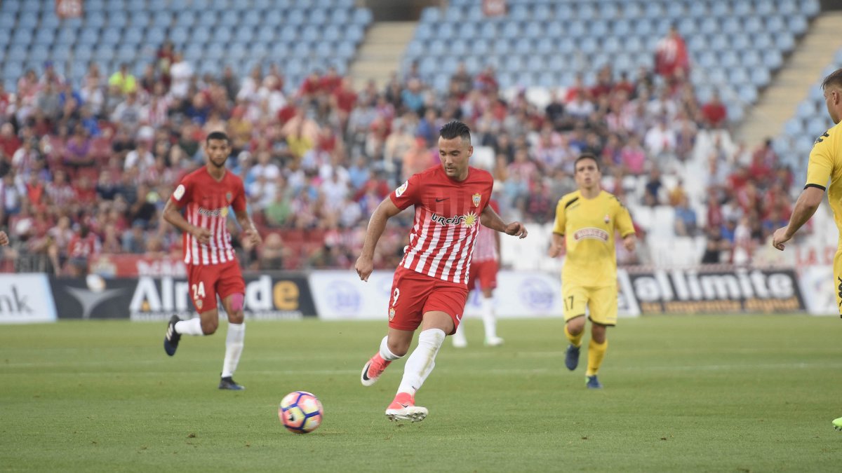 Quique tiene contrato con el Almería.