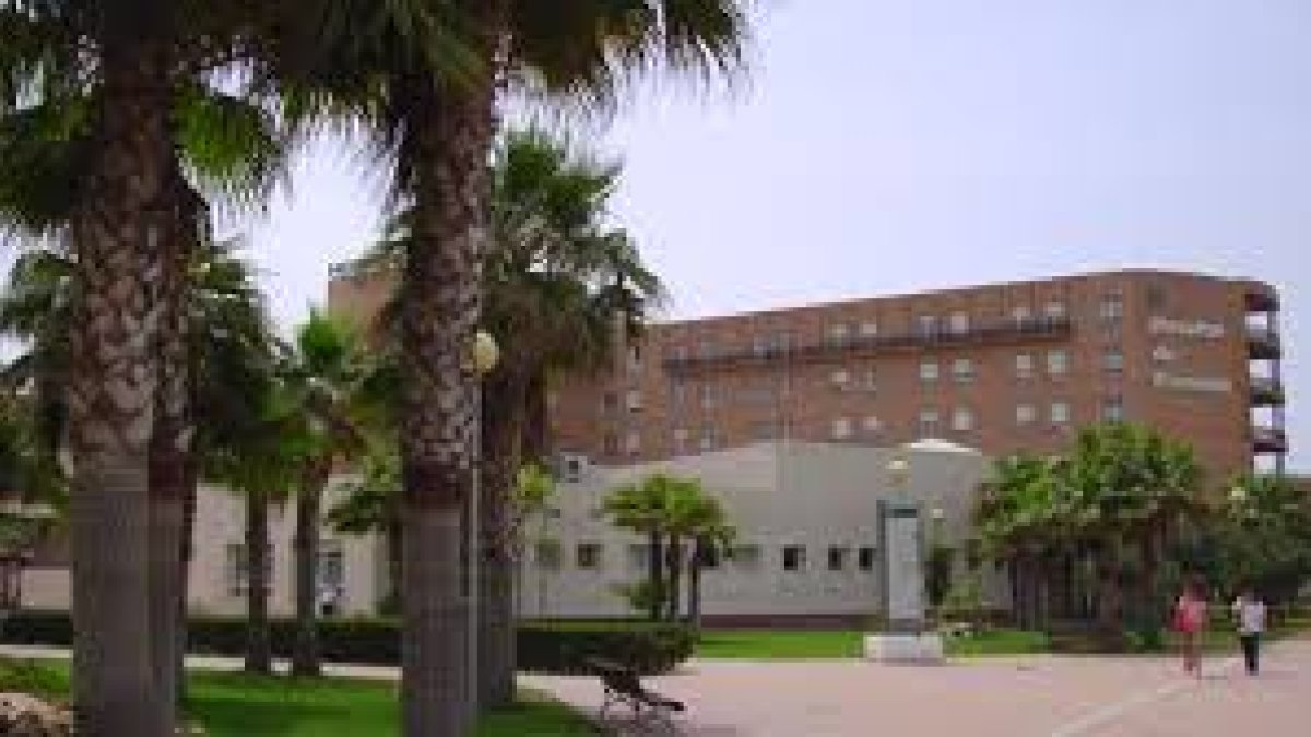 Ha sido trasladado al Hospital de Poniente.