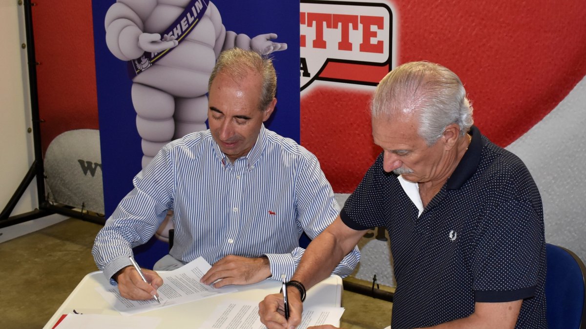 Momento de la firma del convenio.