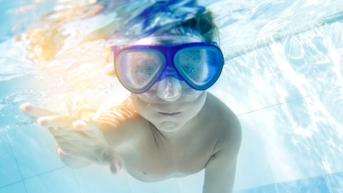 Escayola resistente al agua durante un baño.