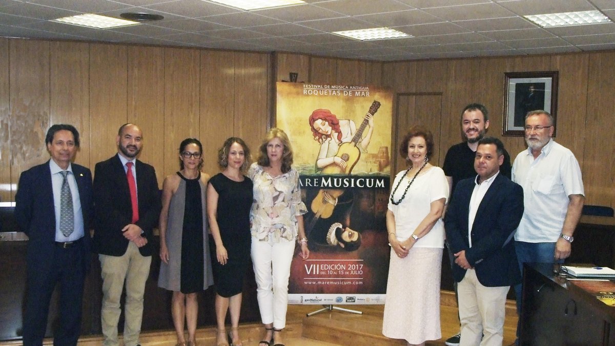 La concejal de Cultura de Roquetas, junto a los coordinadores y patrocinadores del festival.