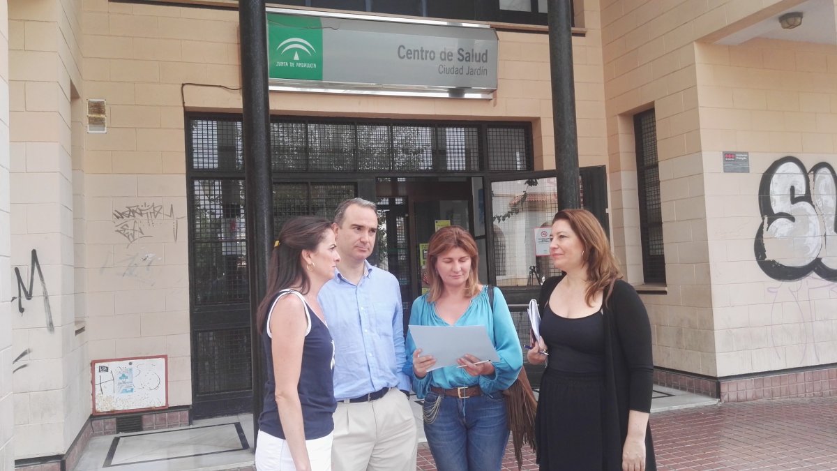 Parlamentarios del PP en el centro de Ciudad Jardín.