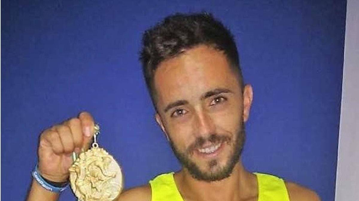 El roquetero muestra feliz su medalla.