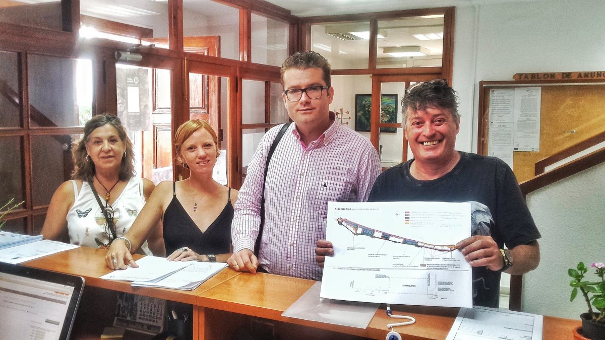 Concejales de la oposición presentan un trazado del paseo marítimo.