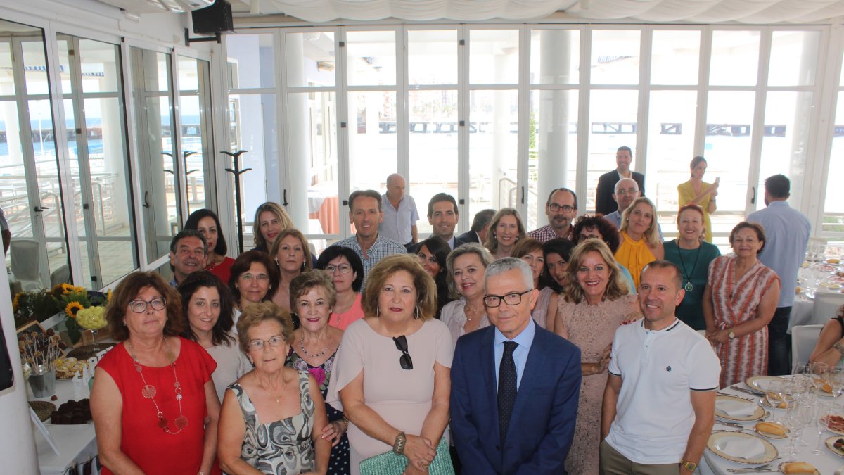 La homenajeada, Isabel Miranda Esteban, junto al fiscal jefe de Almería, Antonio Pérez Gallegos; y sus compañeros de la Fiscalía de Almería.