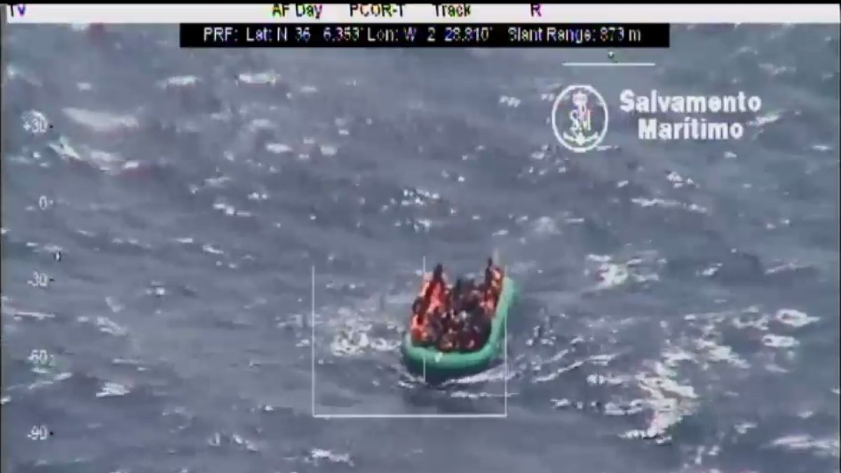 Primera patera auxiliada ayer, en una imagen de vídeo de Salvamento