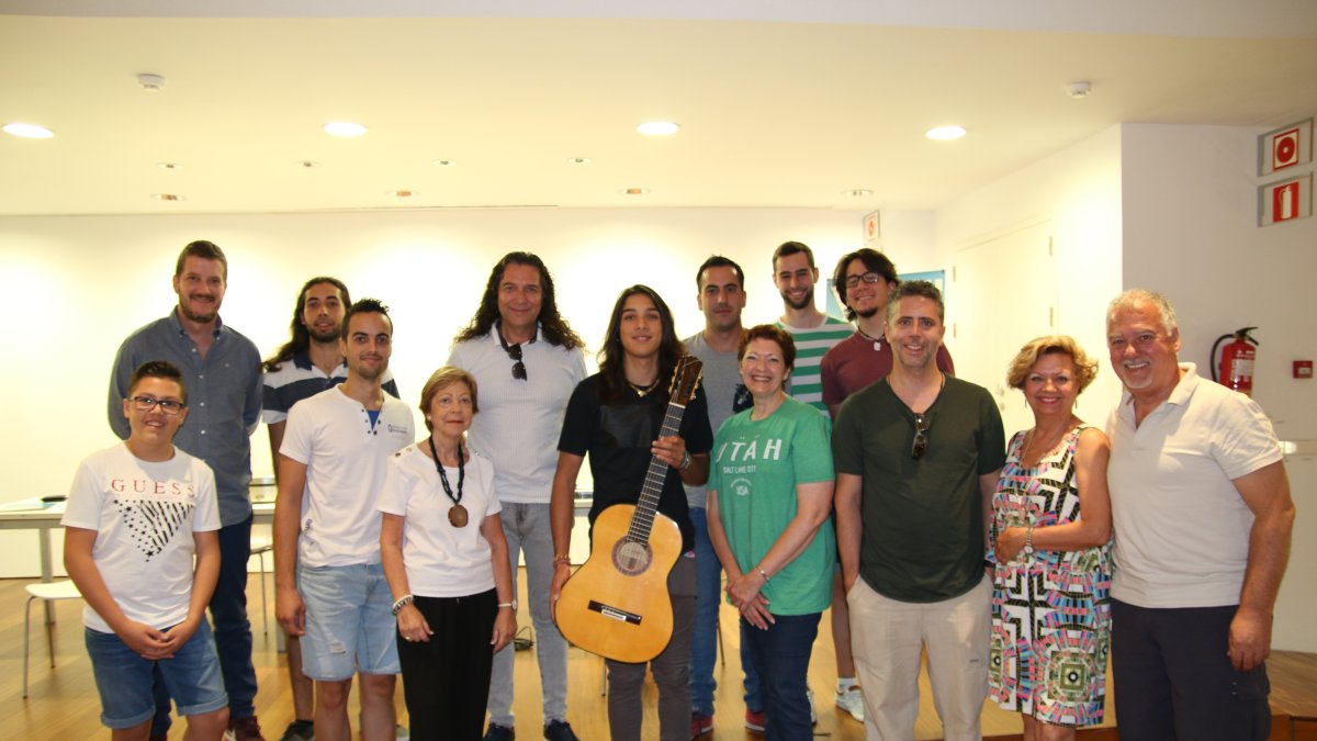 Foto de familia en un descanso de los alumnos y organizadores del curso con Tomatito y los guitarristas almerienses José del Tomate, su hijo, y Anton