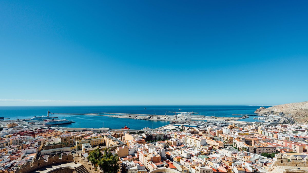 Vista de La Alcazaba, de la ciudad y el Puerto tomada desde el tercer recinto (Foto: Pepe Felices)