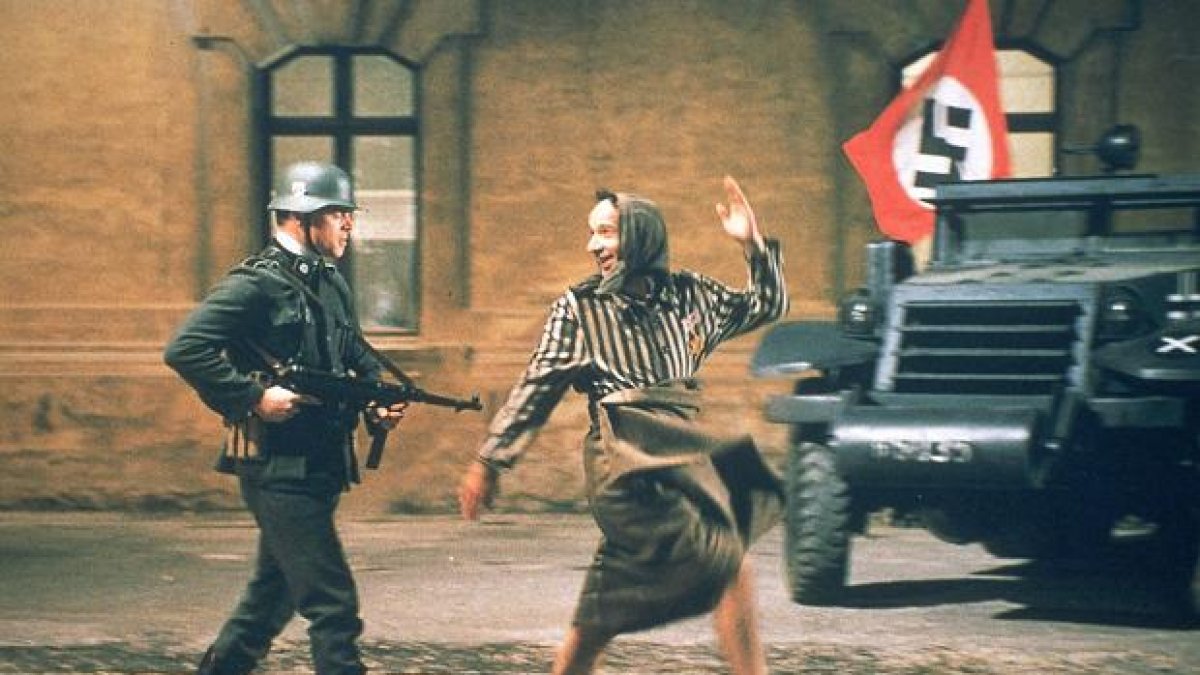Fotograma de La vida es bella con Roberto Benigni interpretando al inolvidable Guido Orefice.