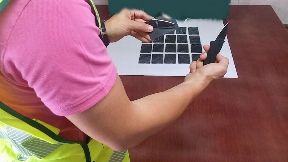 Las tarjetas incautadas escondían un arma blanca.