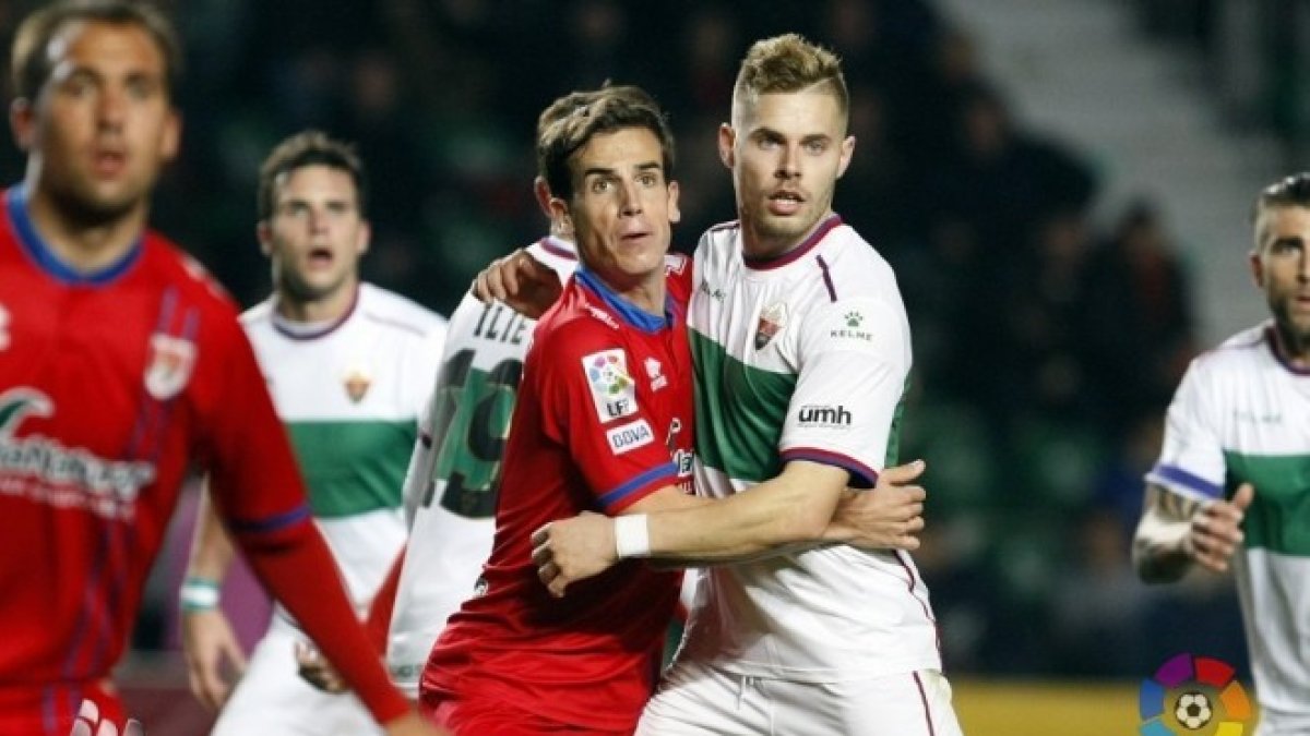 Mandi jugando con el Elche.