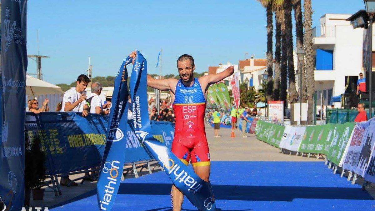 Jairo Ruiz llega sin competencia solo a la meta.