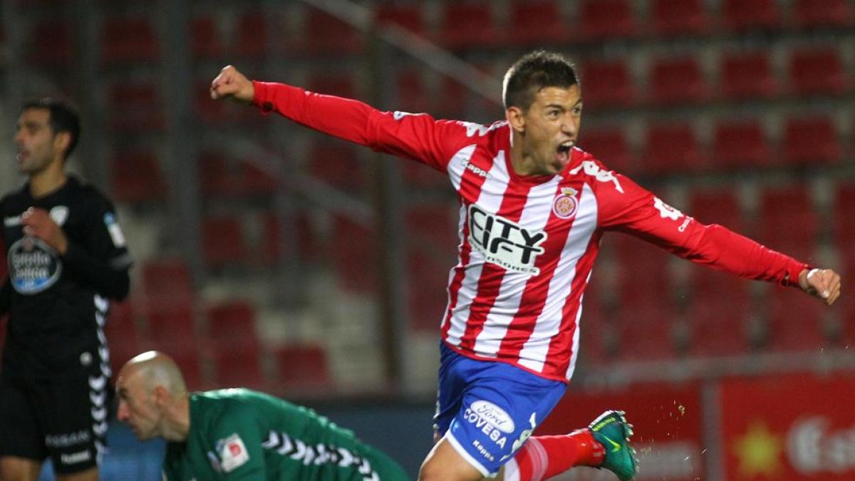 Alcaraz celebrando un gol con el Girona