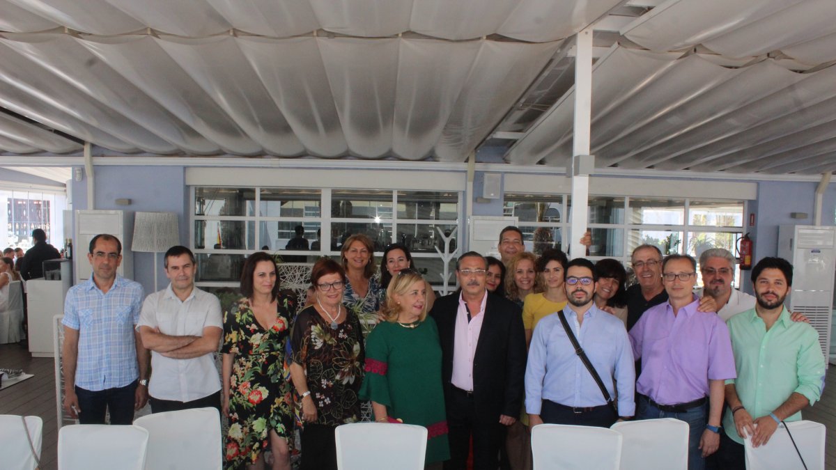 Compañeros y compañeras de la Subdelegación de Gobierno en Almería junto al homenajeado José Luis Moreno, por su jubilación.