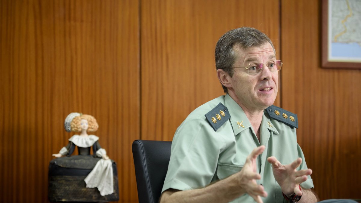 Arturo Prieto, coronel jefe de la Comandancia de Almería, en un momento de la entrevista en su despacho.